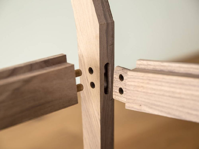 高野木工のPLAIN CHAIR VIETNAM、ホワイトオークまたはウォルナットの無垢材を使用したシンプルで自然なデザインの木製チェア
