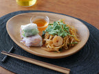 選べるやさしいアカシア食器と野菜料理が並べられたテーブルセッティング