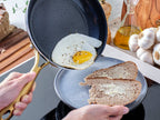グリーンパンのストゥディオキャセロール、ソースパン、ミルクパンがキッチンの調理台に並べられている様子