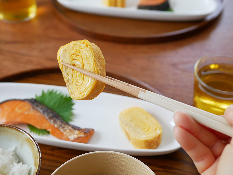 やさしい彩りシリーズの抗菌汁椀と八角箸が並べられた食卓の風景