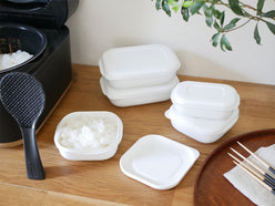 marna（マーナ）製極冷凍ごはん容器に入った炊きたてご飯と蓋の写真
