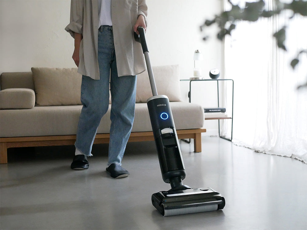 Mindoo AquaX吸引と水拭きが同時に可能な掃除機本体と充電スタンド、付属のロールブラシとフィルターがセットになった家庭用電化製品