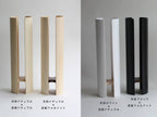 タカハシ産業製ハードウッドの円柱型トイレットペーパーホルダー。メイプルまたはウォルナット仕上げ